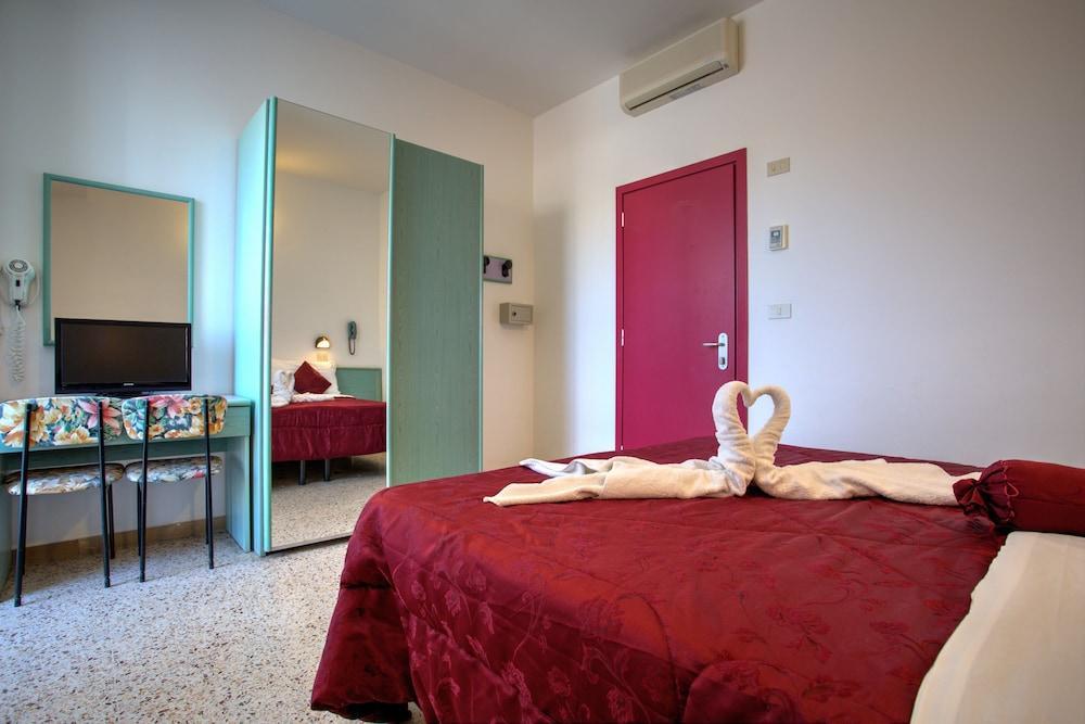 Hotel Eiffel Rimini Extérieur photo